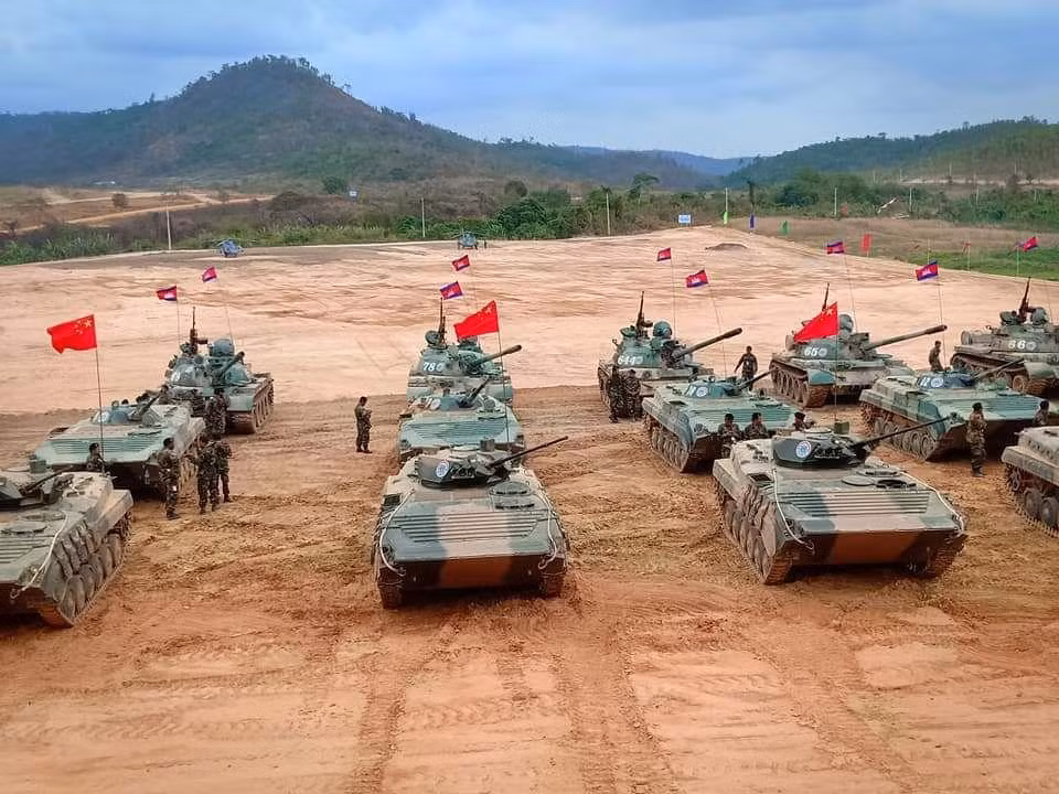 Các lệnh trừng phạt về kinh tế và lệnh cấm vận vũ khí của Mỹ đối với Campuchia được đưa ra vào ngày 8/12, xuất phát từ sự phản đối của các nước phương Tây đối với mối quan hệ quốc phòng và kinh tế ngày càng khăng khít của quốc gia Đông Nam Á này với Trung Quốc.