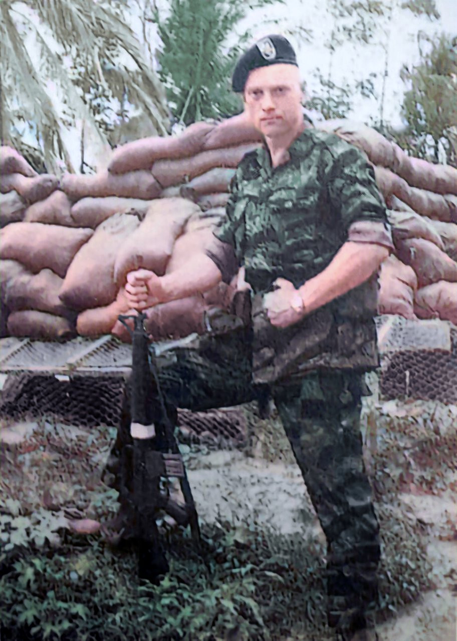 Sau khi ra tù, Lauri Törni đến sống tại thành phố New York và được cộng đồng người Mỹ gốc Phần Lan ở Brooklyn giúp đỡ. Törni gia nhập Quân đội Mỹ vào năm 1954, và với sự hỗ trợ của những sĩ quan Mỹ gốc Phần Lan, Törni đã gia nhập Lực lượng đặc biệt của Quân đội Mỹ.