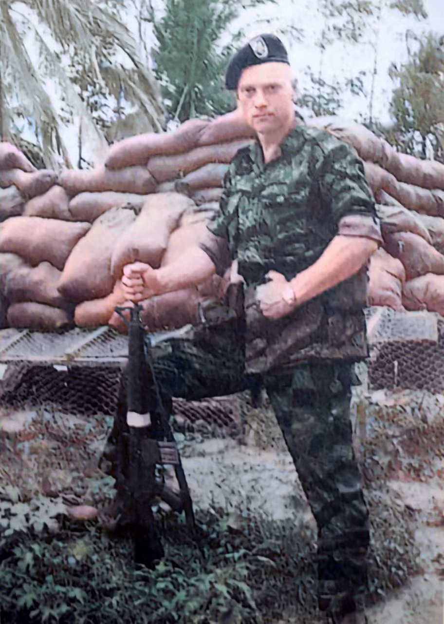 Sau khi ra tù, Lauri Törni đến sống tại thành phố New York và được cộng đồng người Mỹ gốc Phần Lan ở Brooklyn giúp đỡ. Törni gia nhập Quân đội Mỹ vào năm 1954, và với sự hỗ trợ của những sĩ quan Mỹ gốc Phần Lan, Törni đã gia nhập Lực lượng đặc biệt của Quân đội Mỹ.