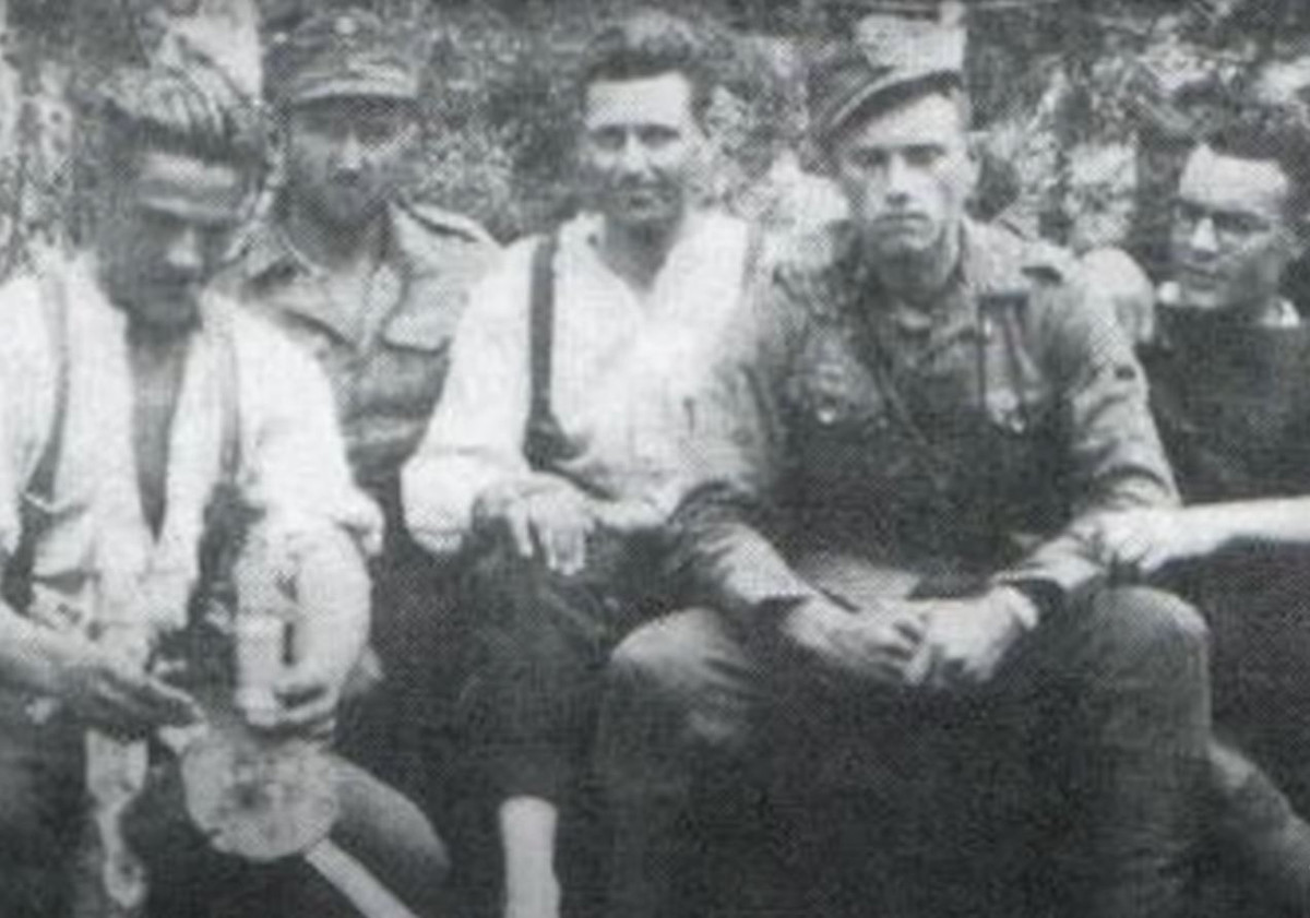 Sau khi thất nghiệp, Lauri Törni tham gia một số hội nhóm thân Đức và tham gia huấn luyện một vài nhóm “kháng chiến” để đề phòng trường hợp Liên Xô chiếm đóng Phần Lan.