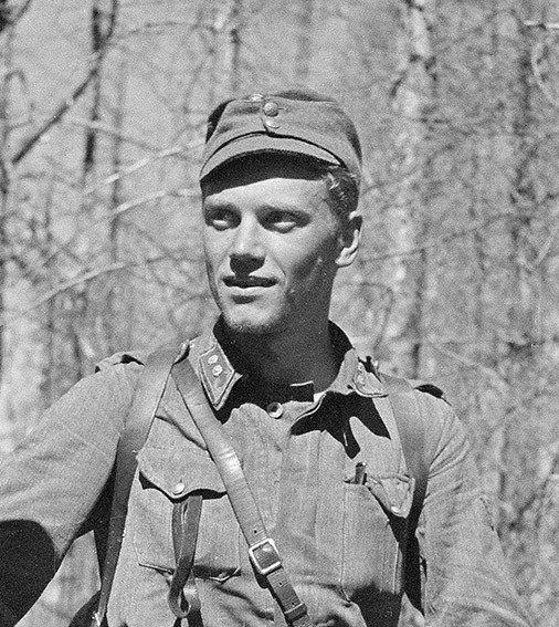 Tháng 9/1944, Phần Lan kí với Liên Xô một hiệp định hoà bình. Phần Lan phải cắt đất cho Liên Xô; đồng thời phải chuyển phe, chống lại quân Đức. Tới tháng 11/1944, quân đội Phần Lan cho giải ngũ một số lượng lớn quân nhân, trong số đó có Lauri Törni.