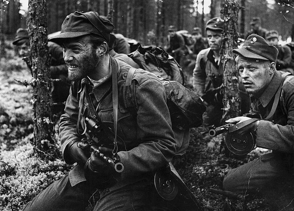 Trong chiến tranh thế giới thứ 2, Lauri Törni chỉ huy một đơn vị biệt kích có tên gọi là Nhóm Törni với nhiệm vụ chính là thâm nhập vào hậu cứ Liên Xô, phá hoại các kho tảng, đầu mối giao thông, đồng thời thu thập thông tin tình báo.