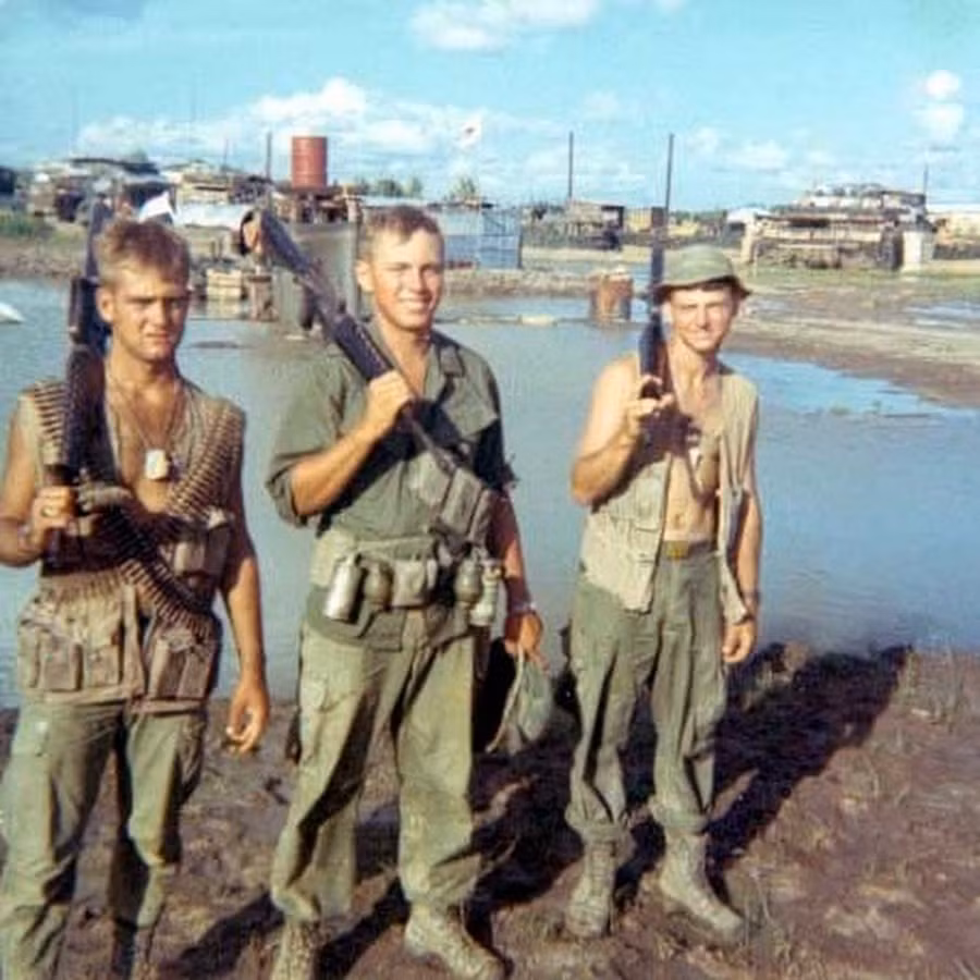 Tháng 11/1963, Lauri Törni trong biên chế Nhóm tác chiến số 5 Lực lượng Đặc biệt đã được điều động tới chiến trường Việt Nam để hỗ trợ các lực lượng ngụy Sài Gòn. Törni được cử về Tổ đặc nhiệm A-734 và đóng quân tại Châu Lăng rồi sau đó là Tịnh Biên.