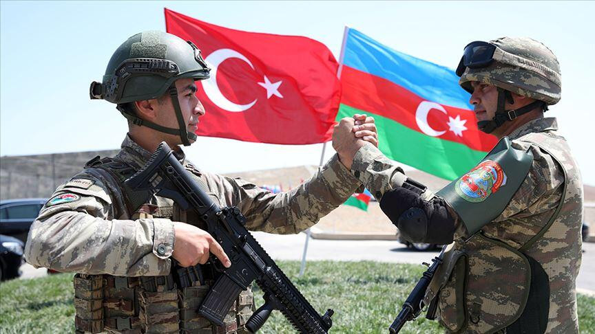 Thứ hai là Thổ Nhĩ Kỳ hậu thuẫn cho Azerbaijan. Thổ Nhĩ Kỳ vốn như anh em với Azerbaijan – hai nước là “một dân tộc, hai quốc gia”, với nhiều điểm tương đồng về ngôn ngữ và văn hóa.