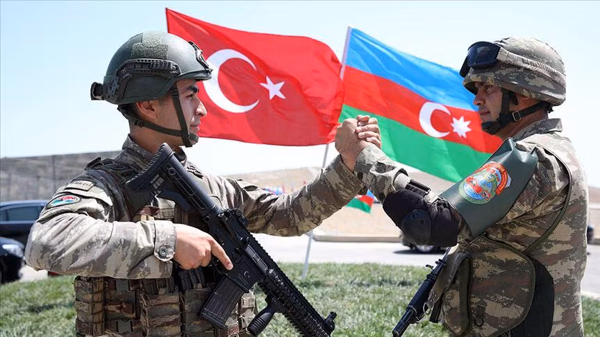 Thứ hai là Thổ Nhĩ Kỳ hậu thuẫn cho Azerbaijan. Thổ Nhĩ Kỳ vốn như anh em với Azerbaijan – hai nước là “một dân tộc, hai quốc gia”, với nhiều điểm tương đồng về ngôn ngữ và văn hóa.