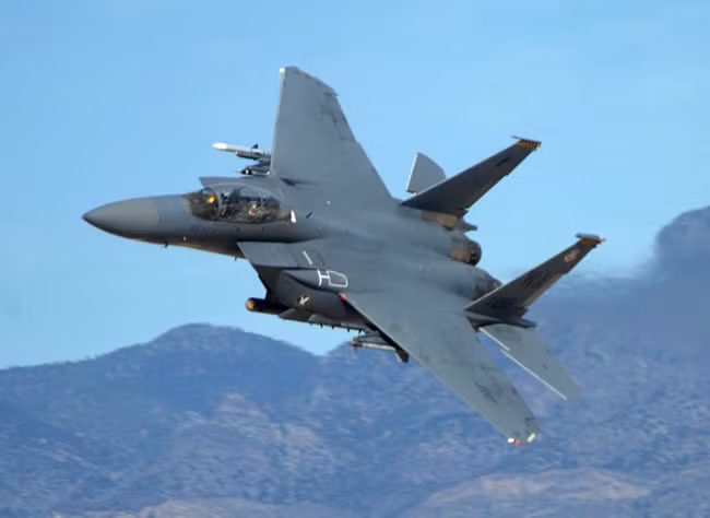 Tập đoàn Boeing đã tiếp thị phiên bản tàng hình tiên tiến F-15 Silent Eagle trong nhiều năm qua và đã tìm được khách hàng là Israel. Gần đây, Boeing cũng bắt đầu gói nâng cấp cho F-15C Eagle 2040C. Chưa rõ Silent Eagle và Eagle 2040C có khắc phục được nhược điểm của những chiếc F-15 bây giờ hay không nhưng trước hết, lợi thế về khả năng cơ động của Su-35 sẽ không bị thách thức.