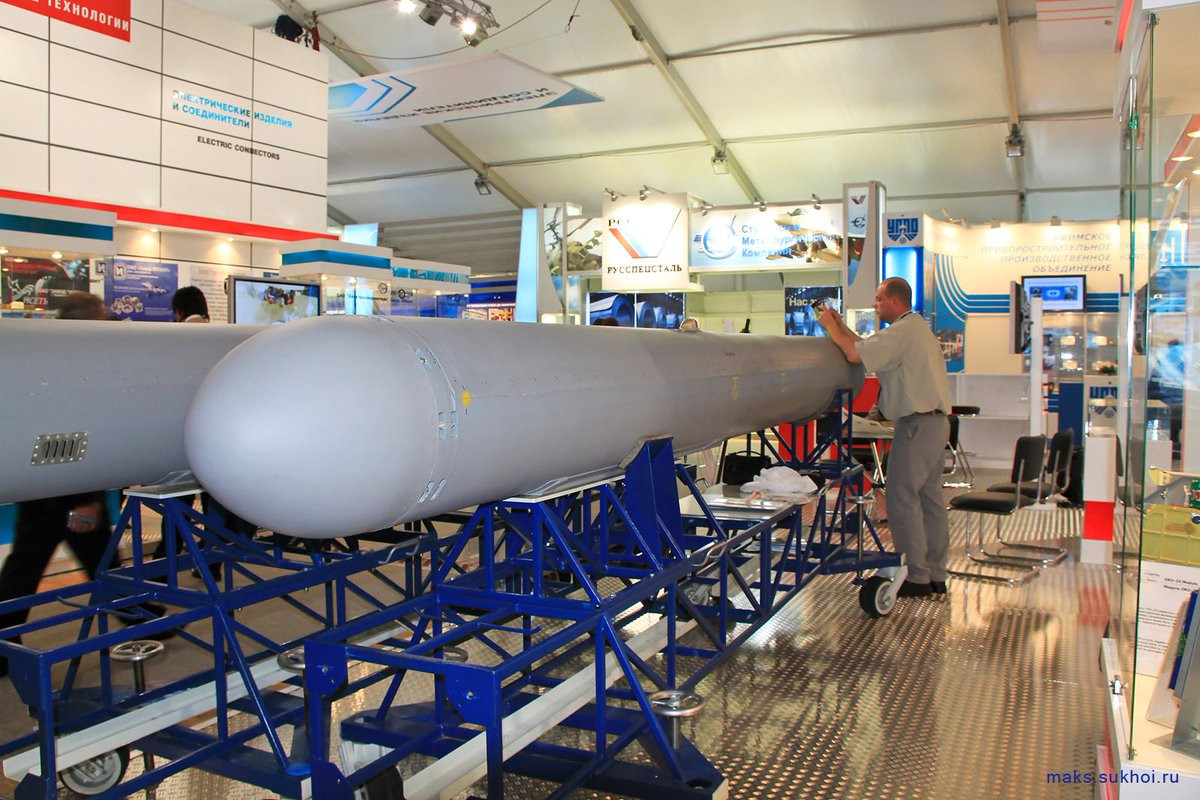 Nga có hai trung tâm thiết kế chính là Viện Nghiên cứu Khoa học Trung ương về Công nghệ Vô tuyến (TsNIRTI) và Viện Nghiên cứu Khoa học về Công nghệ Vô tuyến Kaluga (KNIRTI).