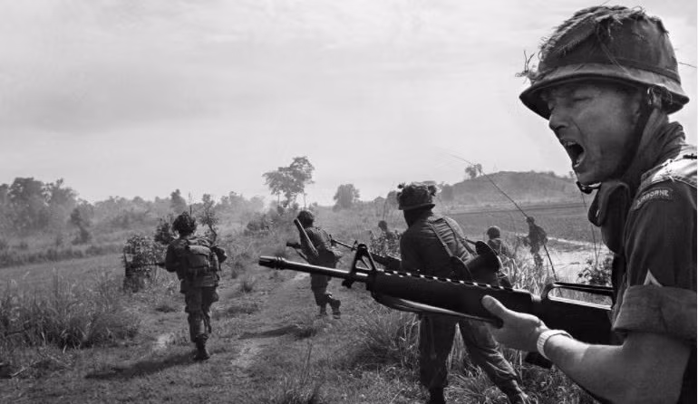 Mai phục hình chữ Z, thường được sử dụng trong các con đường dài và ngoằn ngoèo, đường có hình dạng đúng như hình chữ Z, cụt đầu và cụt đuôi nếu tấn công sẽ có 2 điểm thắt nút, tương tự như hình chữ V. Tuy nhiên người mai phục sẽ có thể bắn lẫn vào nhau do đạn lạc vì hai khúc cuối và đầu là song song với nhau.