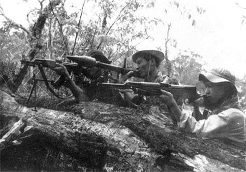 Tiếp theo là kiểu mai phục chiến thuật. Đây là kiểu mai phục quy mô lớn, thường nhắm vào các đoàn xe vận tải. Quân mai phục thường chọn các vị trí tấn công từ trên cao và nhắm chủ yếu vào các đoạn đường thắt nút, uốn cong hoặc chỗ rẽ. Nơi hỗ trợ tầm xa cho súng máy mai phục tấn công và hỏa lực thẳng như B40.