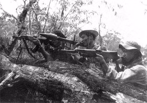 Tiếp theo là kiểu mai phục chiến thuật. Đây là kiểu mai phục quy mô lớn, thường nhắm vào các đoàn xe vận tải. Quân mai phục thường chọn các vị trí tấn công từ trên cao và nhắm chủ yếu vào các đoạn đường thắt nút, uốn cong hoặc chỗ rẽ. Nơi hỗ trợ tầm xa cho súng máy mai phục tấn công và hỏa lực thẳng như B40.