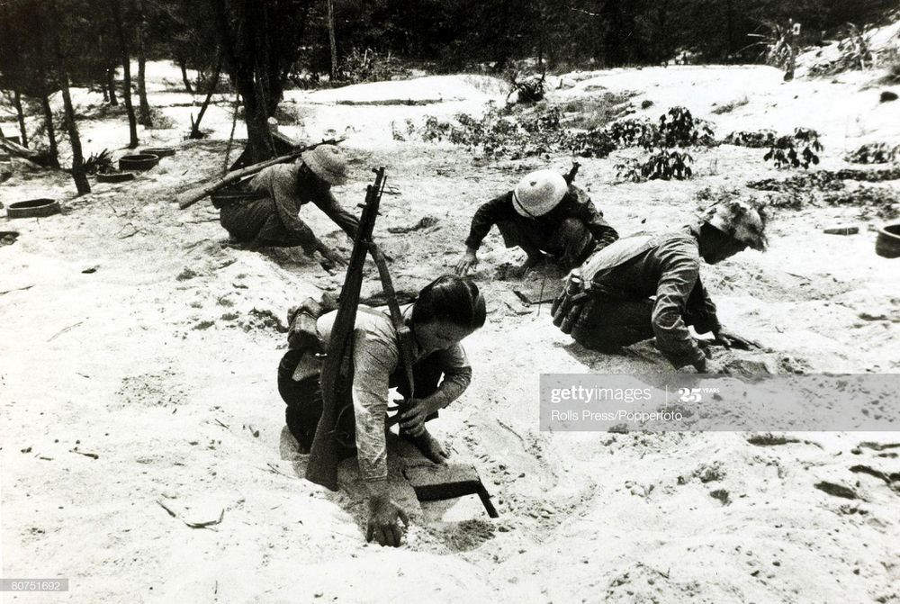 Ám ảnh đầu tiên mà cựu binh này nhắc tới là kiểu mai phục với mìn. Sử dụng mìn có kết nối với các sợi dây điện để kích hoạt nổ gây yếu tố bất ngờ khi đối phương đi vào điểm chết mai phục. Ngoài mìn còn có cả chông, khi kẻ thù bất ngờ dẫm phải chúng sẽ gây tác động rối loạn tâm lý. Cũng có các loại vật cản tự nhiên như bẫy dây, lưới, vv.. nhằm tiêu hao sinh lực địch.