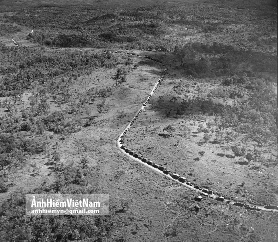 Điểm mấu chốt chính là khu vực thắt núi cổ chai, khi đó toán lính sẽ bị chia cắt làm 2 phần và buộc phải chiến đấu độc lập. Quá trình mai phục sẽ chia làm 3 giai đoạn, giai đoạn 1 mở màn, sẽ dùng hỏa lực bất ngờ đánh trực tiếp vào quân địch và buộc chúng phải dừng lại.