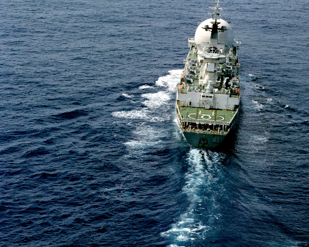 Trước đây “Nguyên soái Krylov” cũng là công cụ liên lạc của trung tâm điều khiển các chuyến bay và các phi công vũ trụ trên quỹ đạo nhờ thiết bị “Avrora”. Với sự trợ giúp của tàu, quân đội Nga có thể tìm kiếm tàu ngầm, tàu thuỷ và các máy bay rơi xuống nước, với mục đích cứu nạn. Trên boong tàu có bãi đỗ cho hai trực thăng tìm kiếm Ka-27. Nguồn ảnh: Pinterest.