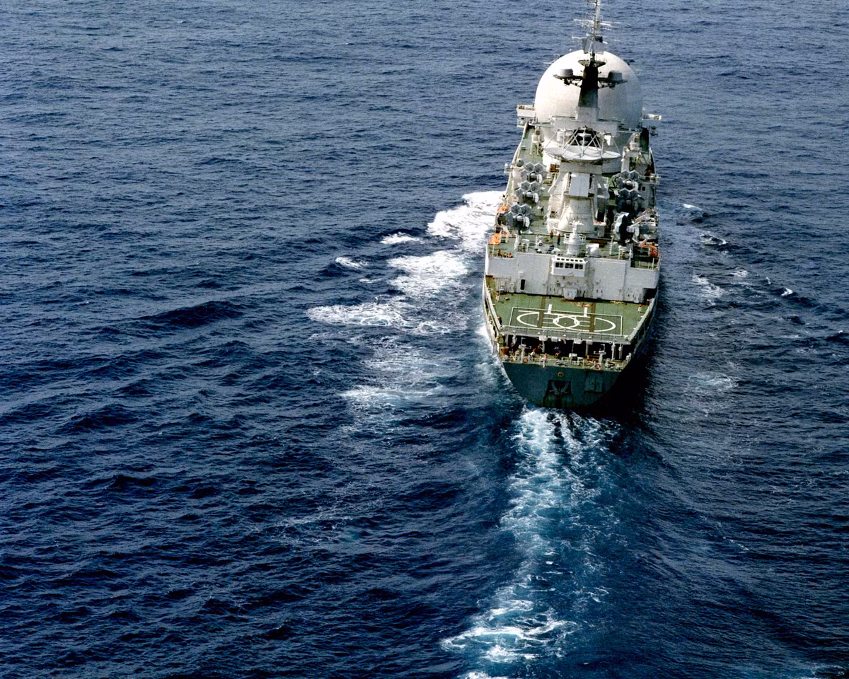 Trước đây “Nguyên soái Krylov” cũng là công cụ liên lạc của trung tâm điều khiển các chuyến bay và các phi công vũ trụ trên quỹ đạo nhờ thiết bị “Avrora”. Với sự trợ giúp của tàu, quân đội Nga có thể tìm kiếm tàu ngầm, tàu thuỷ và các máy bay rơi xuống nước, với mục đích cứu nạn. Trên boong tàu có bãi đỗ cho hai trực thăng tìm kiếm Ka-27. Nguồn ảnh: Pinterest.