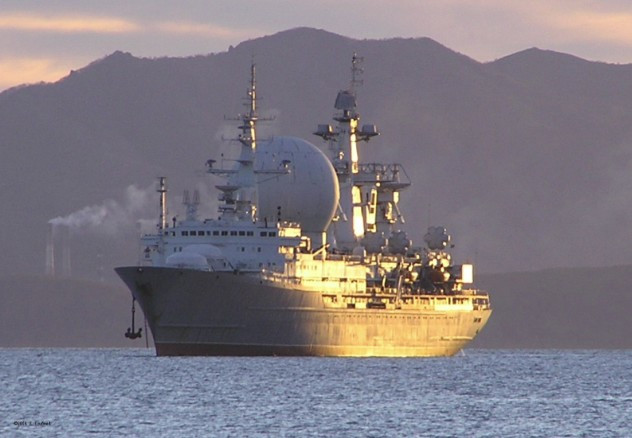 Nói về điều kiện phục vụ trên tàu thì tổ hợp đo lường có thể coi là thoải mái nhất trong hạm đội. Trên tàu có tổ hợp y tế riêng, có các phòng thể thao, hoà nhạc, phòng tắm hơi, thư viện, phòng cắt tóc, cửa hàng và các dịch vụ cần thiết khác cho thuỷ thủ và sĩ quan của tàu.