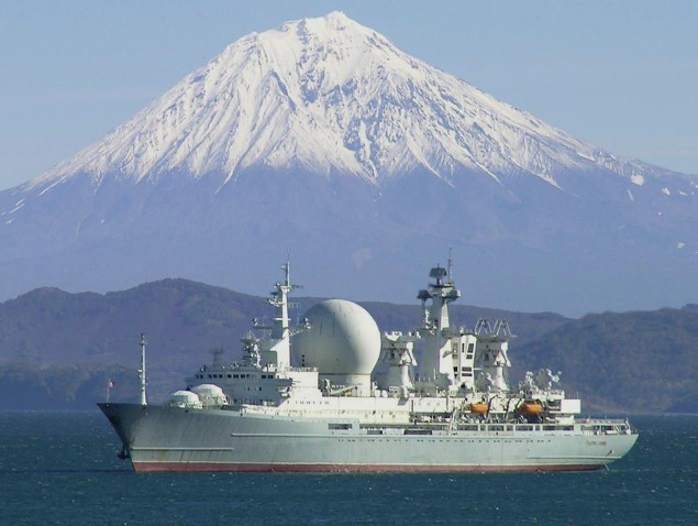 Chiều dài vỏ thép của tàu là 211 m, chiều rộng 27,5 m, lượng choán nước 23.700 tấn. Thuỷ thủ đoàn gần 350 người. Tàu được trang bị các radar, tổ hợp thuỷ âm, vệ tinh và các tổ hợp khác. Chẳng hạn, trạm lưu ảnh “Diatel”, mà thông số của nó gần với thông số của mắt người, là một trong những trạm tiên tiến nhất về mặt kỹ thuật.