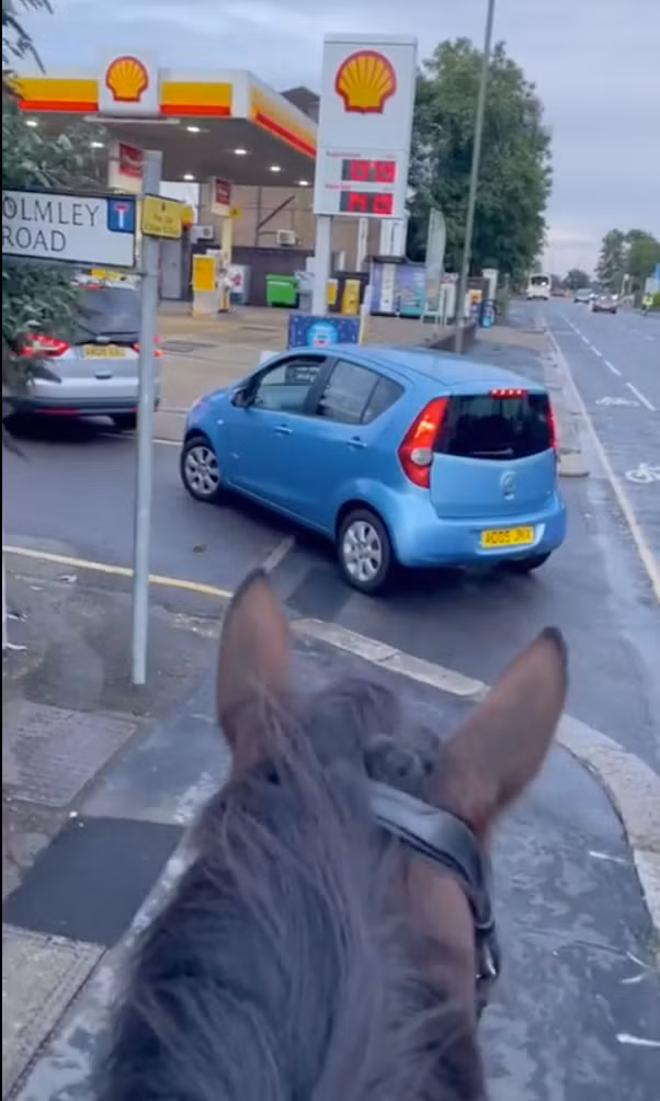 Trên khắp nước Anh, tình trạng thiếu thốn xăng đang diễn ra sau khi nước này rời khỏi Liên minh Châu Âu. Chính phủ Anh cho biết họ không thiếu xăng, thế nhưng lại không có đủ tài xế để vận chuyển nhiên liệu này tới các trạm xăng trên cả nước.