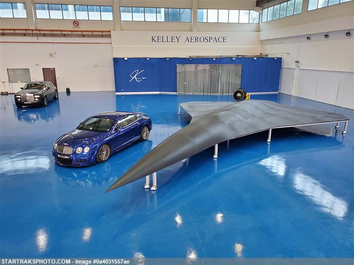 Arrow có thể tự động cất cánh và được điều khiển từ xa bởi 2 người ở mặt đất hoặc từ một máy bay có người lái. UAV Arrow được thiết kế để đồng hành với các máy bay có người lái trong khi triển khai nhiệm vụ, có thể làm mồi cho các tên lửa đất đối không, chiến đấu với tiêm kích, gây nhiễm liên lạc và radar, tìm diệt mục tiêu hoặc các tên lửa đất đối không của đối phương.