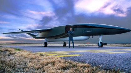 Mỗi chiếc UAV Arrow dự kiến trị giá từ 9-16 triệu USD, tùy theo ứng dụng, mức giá này được xem là “khá thấp” và công ty đã được đặt hàng trước 100 chiếc. Kelly Aerospace cho biết chương trình thu hút sự quan tâm lớn với đề nghị từ nhiều nước khác.