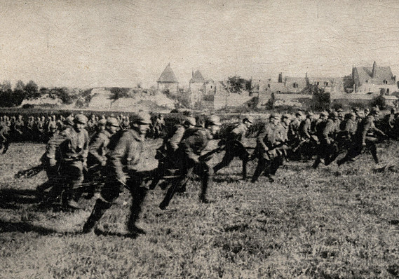 Đêm ngày 5/8/1914, 30.000 quân Đức tấn công vào những ngôi làng và các pháo đài xung quanh Liège. Mọi chuyện không suôn sẻ như Bộ chỉ huy Đức mong đợi, quân Đức vấp phải kháng cự mãnh liệt của quân Bỉ và cả thường dân Bỉ.