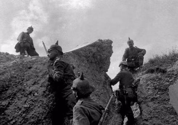 Nhưng cũng phải kể thêm rằng, người kế nhiệm Schlieffen vị trí Tổng Tham mưu trưởng quân đội Đức là Helmuth von Moltke (trẻ) đã có những sửa đổi với bản kế hoạch này, vậy nên kế hoạch Schlieffen mà quân Đức dùng năm 1914 đã thay đổi đi ít nhiều với những gì Schlieffen lập ra trước đó.