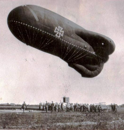 Đến ngày 6/8/1914, quân Đức điều động một chiếc khinh khí cầu ném bom (Zeppelin) tấn công thành phố Liège từ trên cao, đây là lần đầu tiên trong chiến tranh thế giới, một chiếc khinh khí cầu được huy động để tham gia tấn công một thành phố.