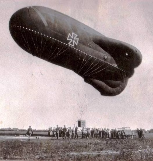 Đến ngày 6/8/1914, quân Đức điều động một chiếc khinh khí cầu ném bom (Zeppelin) tấn công thành phố Liège từ trên cao, đây là lần đầu tiên trong chiến tranh thế giới, một chiếc khinh khí cầu được huy động để tham gia tấn công một thành phố.