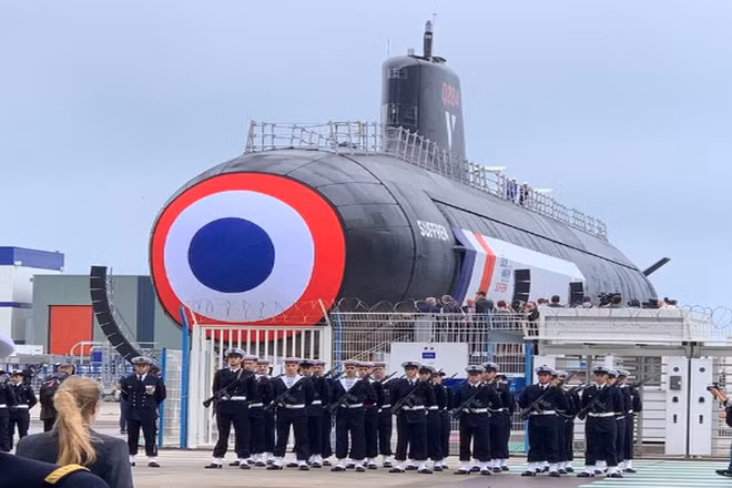 Một đặc điểm thú vị của Suffren là thủy thủ đoàn ít người hơn nhiều so với các loại của Mỹ và Anh. Nhờ khả năng tự động hóa được tăng cường, thủy thủ đoàn đã giảm từ 70 trên tàu lớp Rubis trước đó xuống chỉ còn 65.