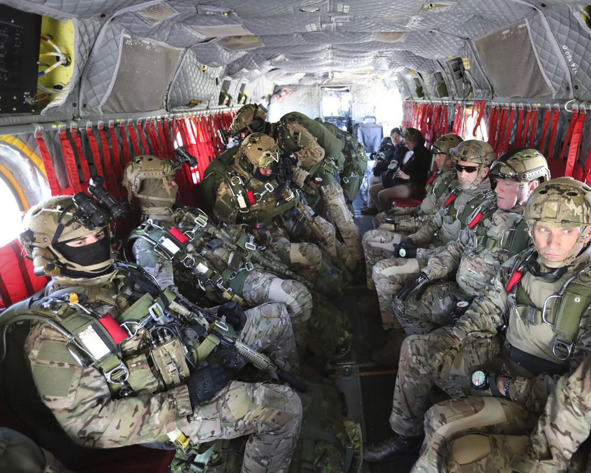 Suffren có thể mang thêm 15 lính đặc nhiệm, nên phần boong-ke của con tàu có thể bị lược bỏ để lấy thêm diện tích cho các thuỷ thủ đoàn trong trường hợp kế hoạch tác chiến thay đổi.