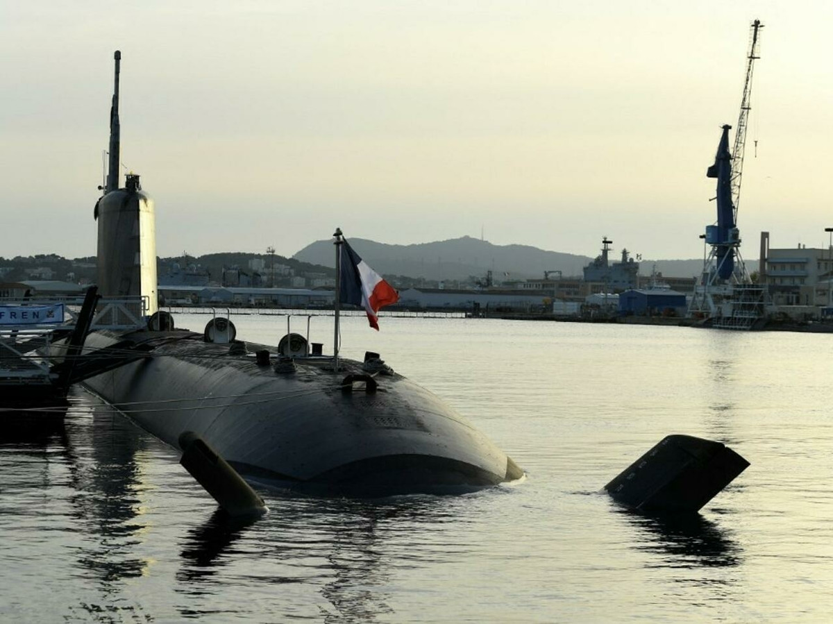 Suffren là chiếc đầu tiên trong số 6 chiếc tàu ngầm loại Barracuda được thiết kế cho Hải quân Pháp. Tàu được đặt hàng vào tháng 12/2007 và hạ thủy vào tháng 7 năm ngoái. Con tàu đã hoàn thành thành công bài kiểm tra lặn tĩnh, đây là một phần trong quá trình thử nghiệm của nhà chế tạo.
