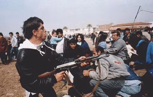 Sau khi vũ khí của quân đội và cảnh sát bị quân nổi dậy, tội phạm và dân thường cướp phá, phần lớn đất nước rơi vào hỗn loạn và bạo lực. Vào ngày 11/3, tất cả các công dân nước ngoài được hướng dẫn rời khỏi Albania.