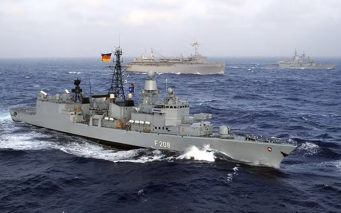 Ngày 13/3, vào đêm trước của chiến dịch, Bộ trưởng Quốc phòng Đức, Volker Rühe, đã quyết định giảm thời gian phản ứng của lực lượng Đức trong trường hợp khẩn cấp ở Albania và ra lệnh cho khinh hạm Niedersachsen đi vào vùng biển của Albania.