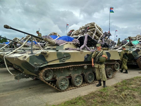 Blogger quân sự Petri Mäkelä xác định trên trang Vantage Point North của mình, các xe tăng Nga được tăng cường cho giáp phản ứng nổ là lớp bao cát nhỏ, gắn trên khung vật liệu nhẹ xung quanh xe tăng. Loại giáp tự chế này được sử dụng kết hợp với các lồng chống lại các tên lửa chống tăng có điều khiển ATGM.