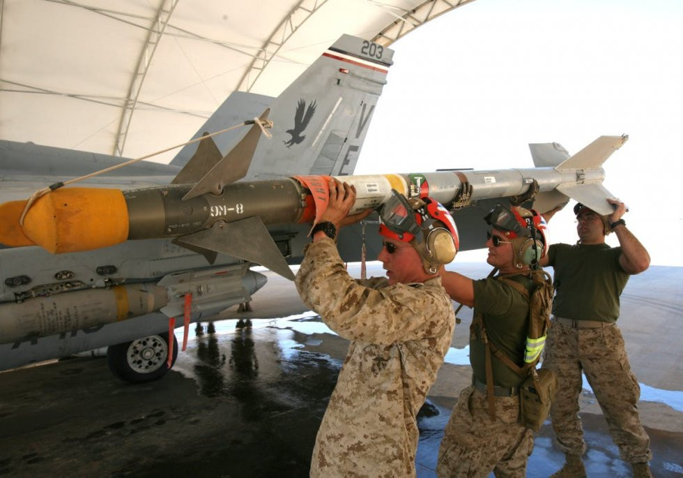 Đầu đạn của tên lửa không đối không thông thường khá nặng. Từ loại tên lửa không đối không tầm ngắn, cỡ nhỏ như Sidewinder có trọng lượng đầu đạn đã là khoảng 15 kg, còn đối với tên lửa không đối không tầm xa như AIM-54 Phoenix trọng lượng còn nặng hơn nhiều.