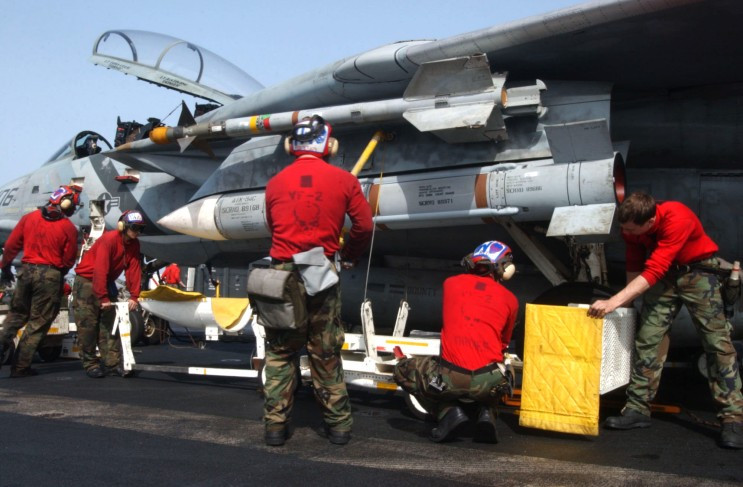 Trọng lượng đầu đạn của AIM-54 Phoenix là 60 kg, nặng hơn một quả đạn pháo 155mm. Chưa kể các đầu đạn này cũng đã được tối ưu hóa, khả năng tiêu diệt mục tiêu không chỉ là một đòn đánh trực tiếp bằng động năng, mà tên lửa sẽ được kích nổ trong phạm vi tiêu diệt hiệu quả, cho dù máy bay không bị rơi thì cũng sẽ bị hư hại nghiêm trọng.