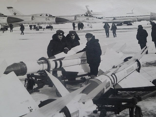 Thiết kế của tên lửa không đối không thời kỳ đầu về cơ bản được sử dụng để đối phó với các mục tiêu có khả năng cơ động kém như máy bay ném bom, máy bay tuần tra... và khả năng chống nhiễu của những loại tên lửa A2A cũng rất kém.