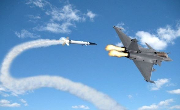 Chúng ta có thể thấy, màn trình diễn của các loại tên lửa không đối không hiện đại xưa và nay dẫu có tiến hoá vượt bậc về công nghệ, nhưng chúng cũng không thể thành công trong thực tế như trong phim mà chúng ta hay xem. Nguồn ảnh: Pinterest.