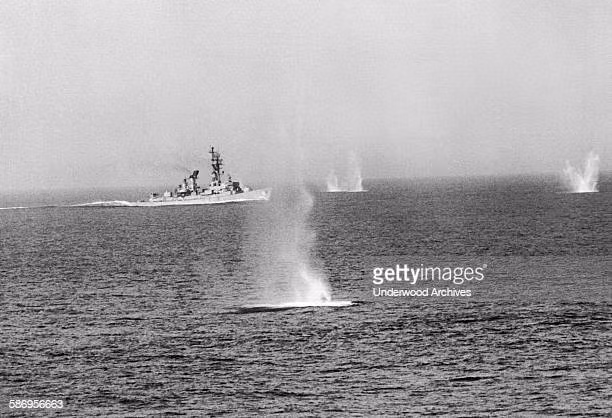 14h52 phút, tàu 333 phát hiện tàu địch. Tàu địch cũng đã phát hiện thấy tàu của ta nhưng chúng khinh thường nên vẫn giữ nguyên hướng cũ. Pháo 127 mm của địch bắt đầu bắn tạo nên các cột nước trắng xóa phía sau đội hình biên đội rồi bắn chặn đầu phía trước. Vào gần hơn nữa lại thêm cả pháo 76,2mm của địch bắn ra tới tấp.