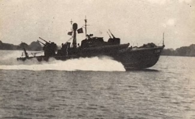 Cuộc chiến không cân sức giữa các tàu phóng lôi nhỏ bé của ta với tàu khu trục của địch hiện đại lại có máy bay hỗ trợ đã diễn ra rất ác liệt. Lịch sử Hải quân nhân dân Việt Nam mô tả: “Trận đánh không cân sức giữa các tàu của ta với máy bay địch diễn ra rất quyết liệt”.