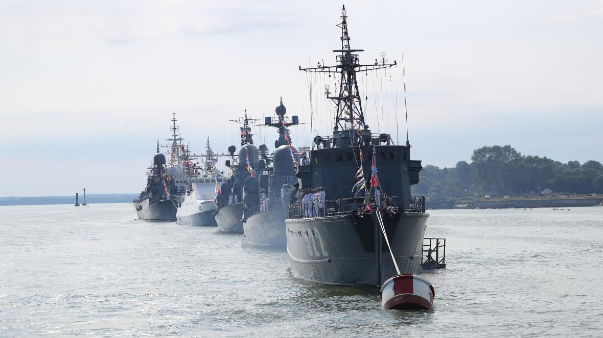 Hải quân Nga đảm nhận việc chuyển sang Syria hơn 1,5 triệu tấn hàng hóa khác nhau, chiếm không dưới 95% tổng số hàng hóa được giao. Các thủy thủ đã giao 4.500 đơn vị thiết bị và vũ khí, trong đó có các hệ thống S-400 và 3.250 binh sĩ đã hành quân bằng đường biển.