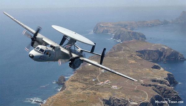 Ưu điểm của hệ thống này là phạm vi bao phủ lớn hơn nhiều so với trinh sát từ mặt đất, giúp phát hiện sớm hành động của đối phương. Trong cuộc xung đột Ấn Độ và Pakistan (năm 2019), cả hai bên đều sử dụng máy bay AEW&amp;C phối hợp với các máy bay chiến đấu khác.