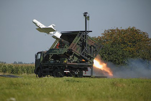 Minh chứng rõ nhất là cuộc xung đột tại Nagorno-Karabakh năm 2020, nơi mà UAV cảm tử của Azerbaijan đã tấn công và gây thiệt hại rất lớn cho các lực lượng của Armenia, mang lại lợi thế áp đảo cho Azerbaijan chỉ sau thời gian ngắn. Các hệ thống TCĐT chính là một khắc tinh của UAV.