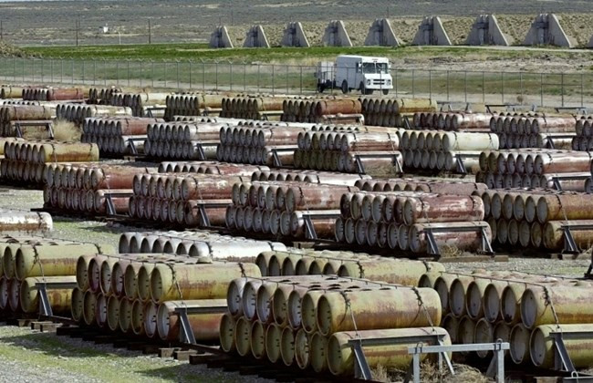 Vấn đề là muốn sở hữu và sản xuất vũ khí hạt nhân đòi hỏi chi phí lớn và phải có công nghệ cao, vì vậy không nhiều quốc gia có thể làm được. Còn vũ khí hóa học dù sát thương khủng nhưng cực kỳ dễ sản xuất đại trà, chỉ cần một phòng thí nghiệm là đủ chế khí Sarin chết người. Do vậy, các nước hầu hết đều không muốn giữ những loại vũ khí hủy diệt hàng loạt nhưng dễ sản xuất này.