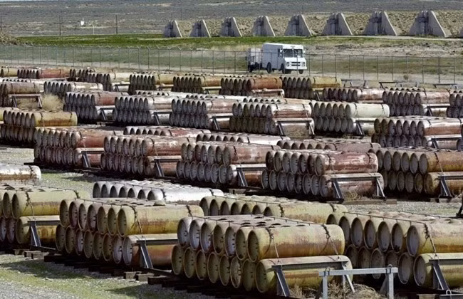 Vấn đề là muốn sở hữu và sản xuất vũ khí hạt nhân đòi hỏi chi phí lớn và phải có công nghệ cao, vì vậy không nhiều quốc gia có thể làm được. Còn vũ khí hóa học dù sát thương khủng nhưng cực kỳ dễ sản xuất đại trà, chỉ cần một phòng thí nghiệm là đủ chế khí Sarin chết người. Do vậy, các nước hầu hết đều không muốn giữ những loại vũ khí hủy diệt hàng loạt nhưng dễ sản xuất này.