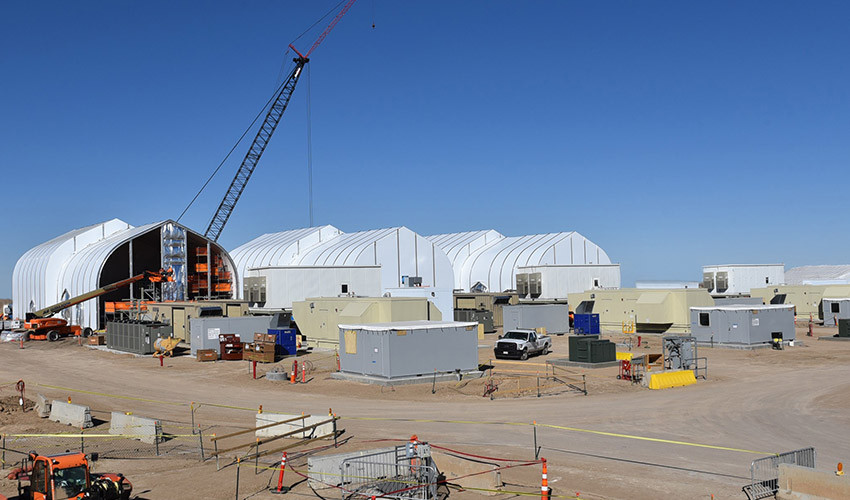 Italia đã đầu tư hơn 560 triệu USD giúp Nga xây dựng một nhà máy xử lý vũ khí hóa học hiện đại nhất ở huyện Pochepsky, cách biên giới Ukraine 70km. Cơ sở này của Italia đóng vai trò lớn nhất trong việc tiêu hủy vũ khí hóa học của Nga, cụ thể là đã tiêu hủy 18,8% tổng số vũ khí.