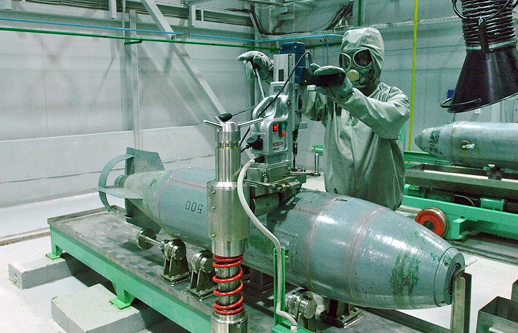 Vì vậy tới năm 2004, Nga buộc phải xin quốc tế trợ giúp kinh phí giúp họ tiêu hủy hoàn toàn số vũ khí này, tới năm 2007 lại xin thêm lần nữa. Các quốc gia châu Âu đã giúp Nga trong giai đoạn này, mà đáng kể nhất là Italia.