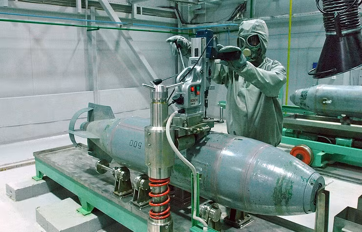 Vì vậy tới năm 2004, Nga buộc phải xin quốc tế trợ giúp kinh phí giúp họ tiêu hủy hoàn toàn số vũ khí này, tới năm 2007 lại xin thêm lần nữa. Các quốc gia châu Âu đã giúp Nga trong giai đoạn này, mà đáng kể nhất là Italia.