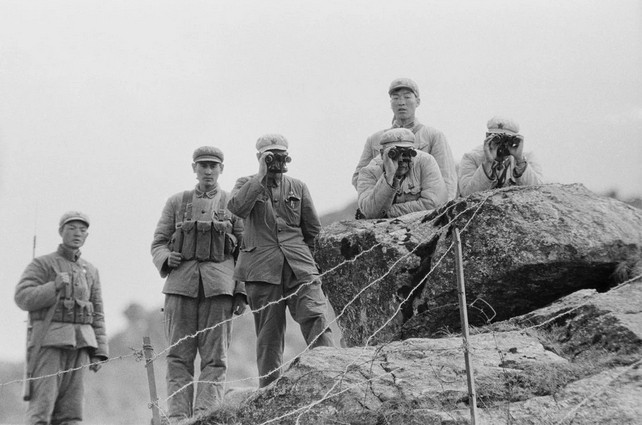 Từ ngày 13/8/1967, quân Trung Quốc bắt đầu đào hào ở Nathu La, tiến sâu vào Vương quốc Sikkim. Lính Ấn Độ quan sát thấy một số đường hào lấn sang phía Sikkim và phản ánh điều đó cho chỉ huy Trung Quốc, yêu cầu họ rút về. Binh sĩ Trung Quốc đã lấp hào lại nhưng đặt thêm 8 chiếc loa tuyên truyền công suất lớn.