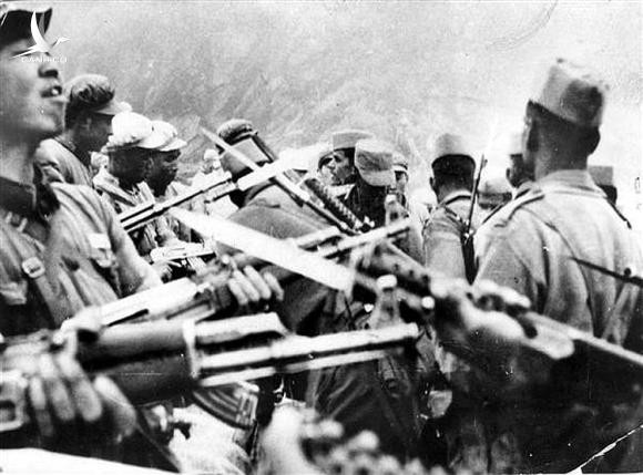 Công ty Đông Ấn là lực lượng quân sự chiến đấu vì lợi ích của thực dân Anh và vơ vét của cải ở Ấn Độ. Kết thúc chiến tranh, Sikkim trở thành vùng đất được Anh bảo hộ và sau đó là Ấn Độ năm 1950. Căng thẳng Trung-Ấn về vấn đề phân định vùng biên giới Sikkim âm ỉ từ lâu và bùng phát thành hai cuộc xung đột ngắn ở Nathu La và Cho La.