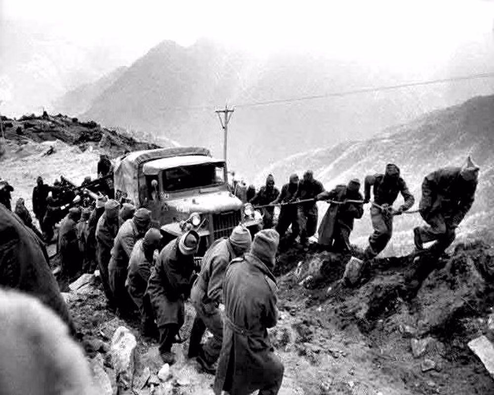 Thứ hai, do sự lớn mạnh của lục quân Ấn Độ, nên mỗi bên đều tìm cách để củng cố quyền kiểm soát Nathu La, một ngọn đèo quan trọng và là một trong số ít các khu vực dọc đường biên giới tranh chấp mà quân đội của cả hai bên vẫn triển khai gần nhau sau cuộc chiến năm 1962.